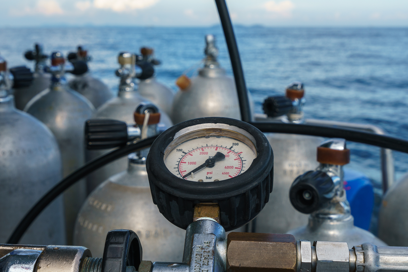 Exploring the Depths The Vital Role of Pressure Gauges in Diving ELSAMED